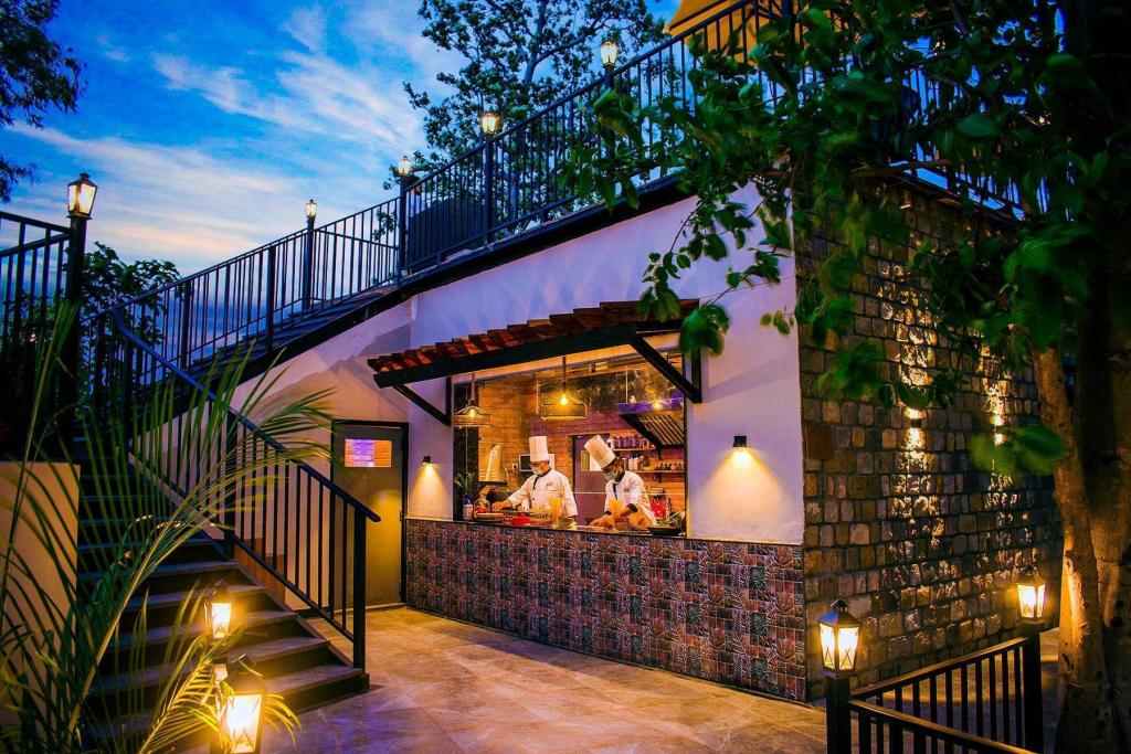 Open Kitchen at Jungle Grill restaurant