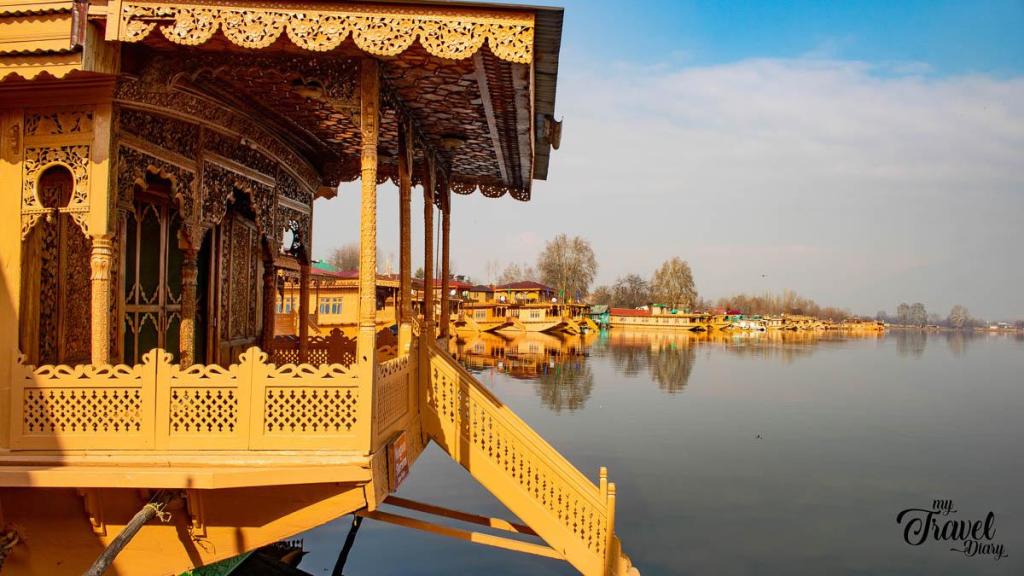 Houseboat experience on Nigeen Lake